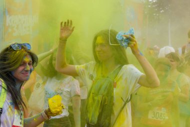 Moskova, Rusya - 2 Haziran 2019: Luzhniki spor kompleksi yakınlarında renkli bir yarış. Yıllık etkinlik boyunca neşeli insanlar renk tozu fırlatıyor.