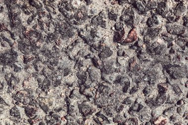 Saf granit taşlar geçen arabaların bulunduğu kum yolunda duruyor. Yol çalışıyor. renk, dekorasyon, tasarım, boş, çakıl