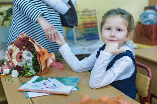 Mama Neemt Afscheid Van Haar Dochter Basisschool Houdt Haar Hand — Stockfoto