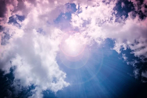 Raggio Sole Splende Tra Soffici Nuvole Bianche Misteriosa Luce Del Foto Stock