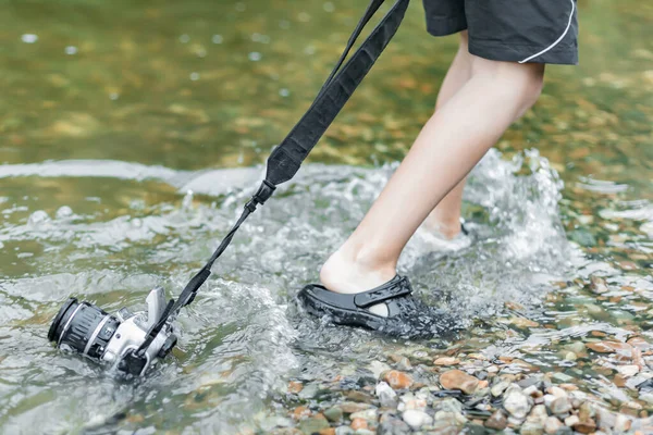 Ein Junge Steht Fluss Und Zerstört Eine Spiegellose Fotokamera Das — Stockfoto