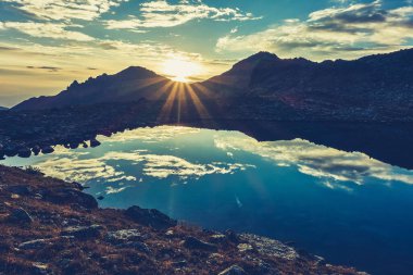 Manzaralı açık hava manzarası. Güneşin gün batımı ışınları. Yalnız kalma ve hayatı düşünme zamanı. Gün, fantezi, fotoğraf, hava, melankoli