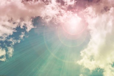 Parlak bir ışık. Turkuaz gökyüzünün arkaplanı.