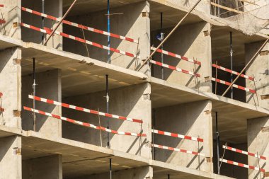 Genç aileler için yeni bir konut inşaatı. Fikir geliştirme, iş, gayrimenkul, ipotek. Güneşli açık bir gün.