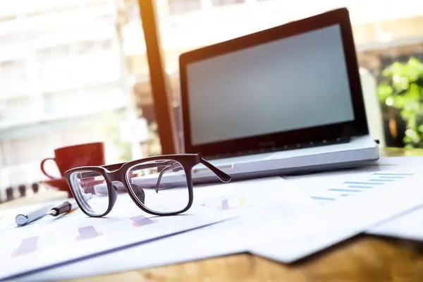 Irodai munkahely laptop és szemüveg fa asztal — Stock Fotó