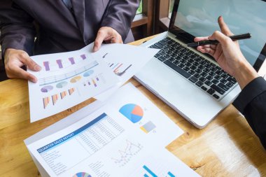 İş ekibi yeni bir iş planı üzerinde çalışıyor 