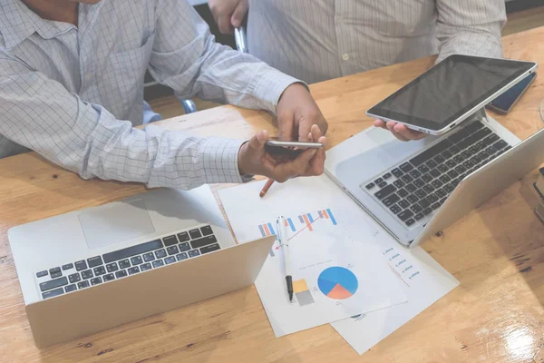 Equipe de negócios trabalhando em um novo plano de negócios — Fotografia de Stock