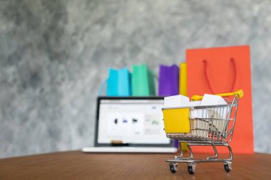 laptop ve poşetler