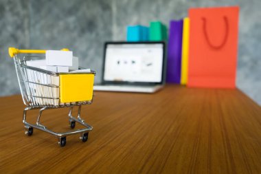 laptop ve çanta, online alışveriş kavramı