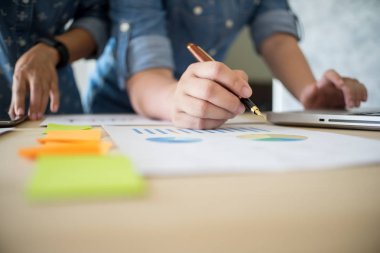 Modern dijital bilgisayar ile yeni bir iş planı iş grubunda