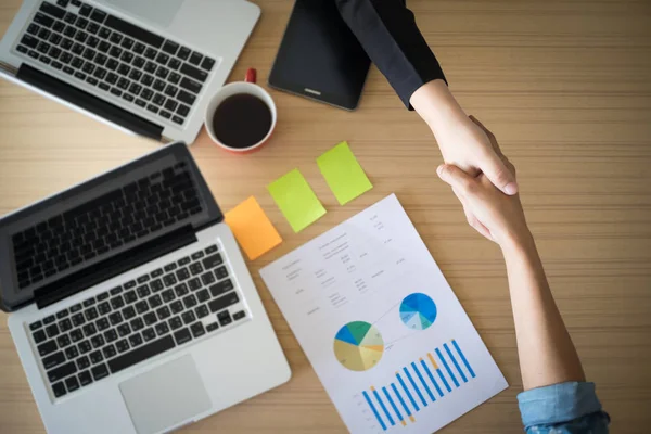 İş adamları el sıkışıyor 