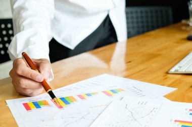 Mali çizelgeleri tartışan işadamı