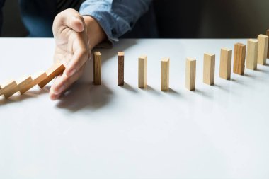 işadamı el dur Domino