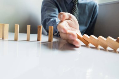 işadamı el dur Domino