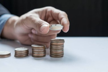 kazık gelecekte yatırım için para sikke dolduruyor