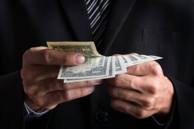 İşadamı sayım para yığını