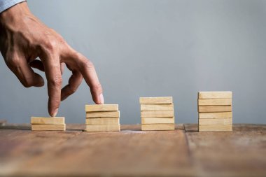 El benzetmek iş kişi atlama bir oyuncak merdiven başarı için