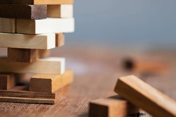 Blocco di legno bianco appoggiato su una struttura composta da molti blocchi — Foto Stock