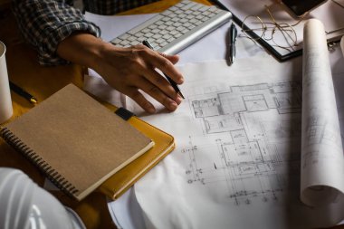 Yaratıcı mimar lo karanlıkta büyük çizimler üzerinde projelendirme