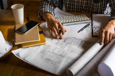Yaratıcı mimar lo karanlıkta büyük çizimler üzerinde projelendirme