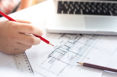 Yaratıcı mimar lo karanlıkta büyük çizimler üzerinde projelendirme