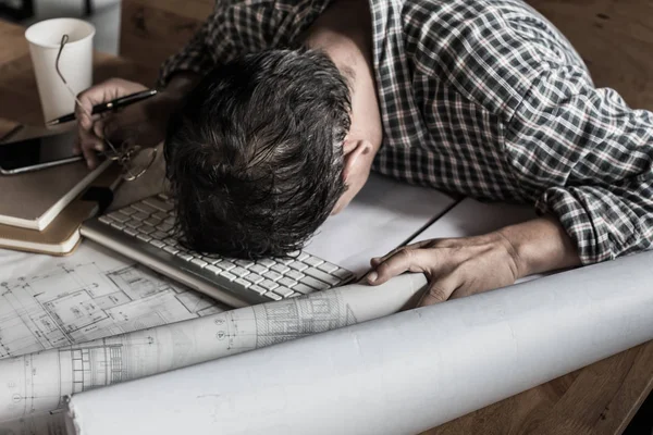 Ingeniero cansado acostado y durmiendo en el plano con s retro oscuro —  Fotos de Stock