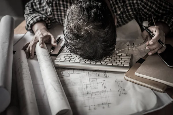 Ingeniero cansado acostado y durmiendo en el plano con s retro oscuro —  Fotos de Stock