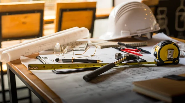 Blaupausen, Hardhat, Brille, Aufkleber, Bauebene, Kugelschreiber — Stockfoto