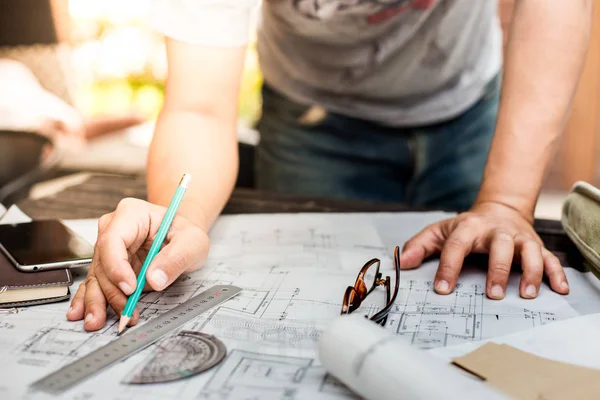 Primer plano del plan de dibujo a mano de la persona en impresión azul con arco — Foto de Stock