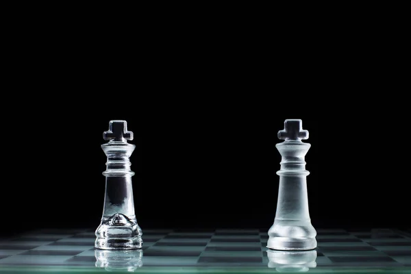 Confronto - dois rei de xadrez de madeira em pé contra cada othe — Fotografia de Stock