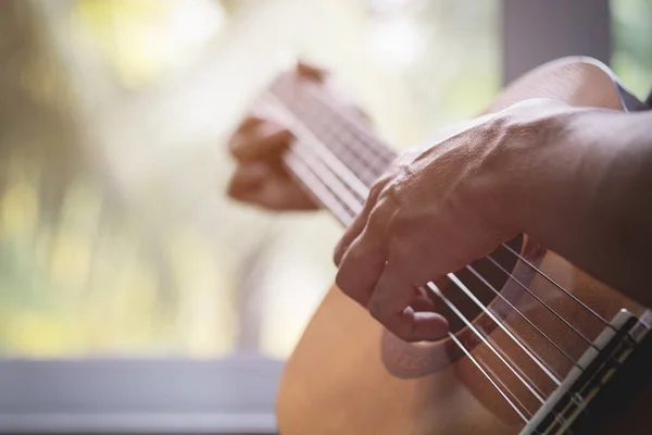 Akustik gitar gitarist oynuyor. Müzik aleti ile perfo