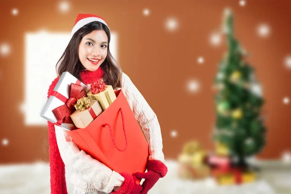 Navidad, vacaciones, celebración y el concepto de la gente - sonriendo como —  Fotos de Stock