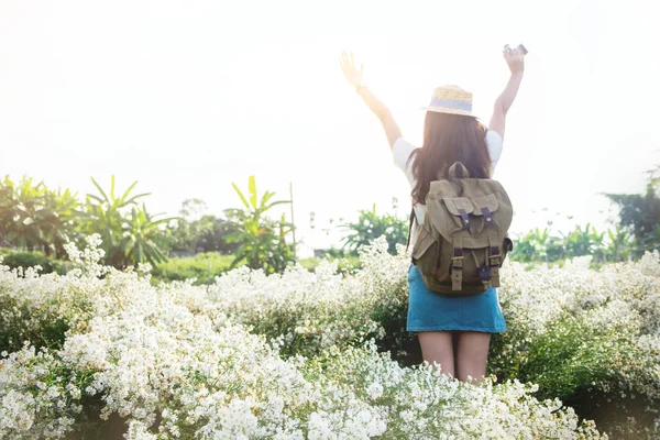 Aziatische hipster schattige tiener meisje met camera in witte bloementuin, — Stockfoto