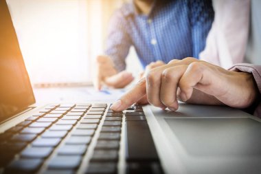 Takım iş süreci. genç iş yöneticileri ekip ile yeni çalışma