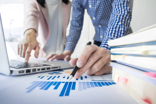 Takım iş süreci. genç iş yöneticileri ekip ile yeni çalışma