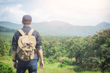 Sırt çantası ile kayalık mou açık rahatlatıcı ile genç adam Traveler