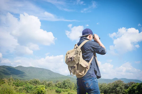 Man verrekijker op zoek berg Cloudscape reizen Concept — Stockfoto