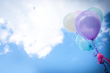 Vintage balon ile toplam aşık kavramı mavi gökyüzü üzerinde renkli