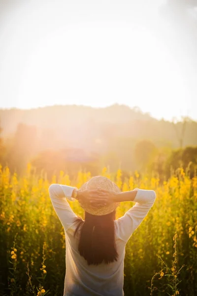 mutlu güzel mutlu youngwoman rahatlatıcı Park portresi. J