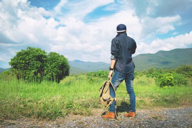 Sırt çantası ile kayalık mou açık rahatlatıcı ile genç adam Traveler
