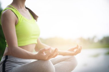 Arkadan görünüş yakın kadar kadın gerçekleştirmek meditasyon yoga üzerinde natur