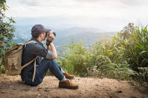 Jonge professionele travrler man met de camera opnamen buiten, fa — Stockfoto