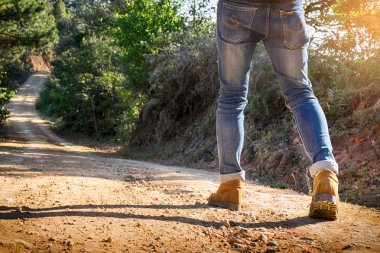 Sırt çantası ile kayalık mou açık rahatlatıcı ile genç adam Traveler