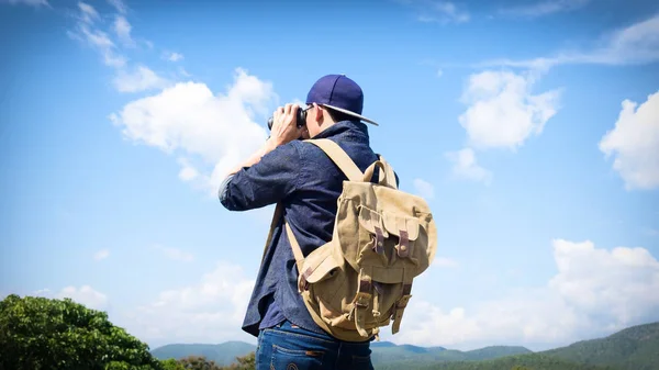 Homem Binóculos Olhando Montanha Cloudscape viajando Conceito — Fotografia de Stock