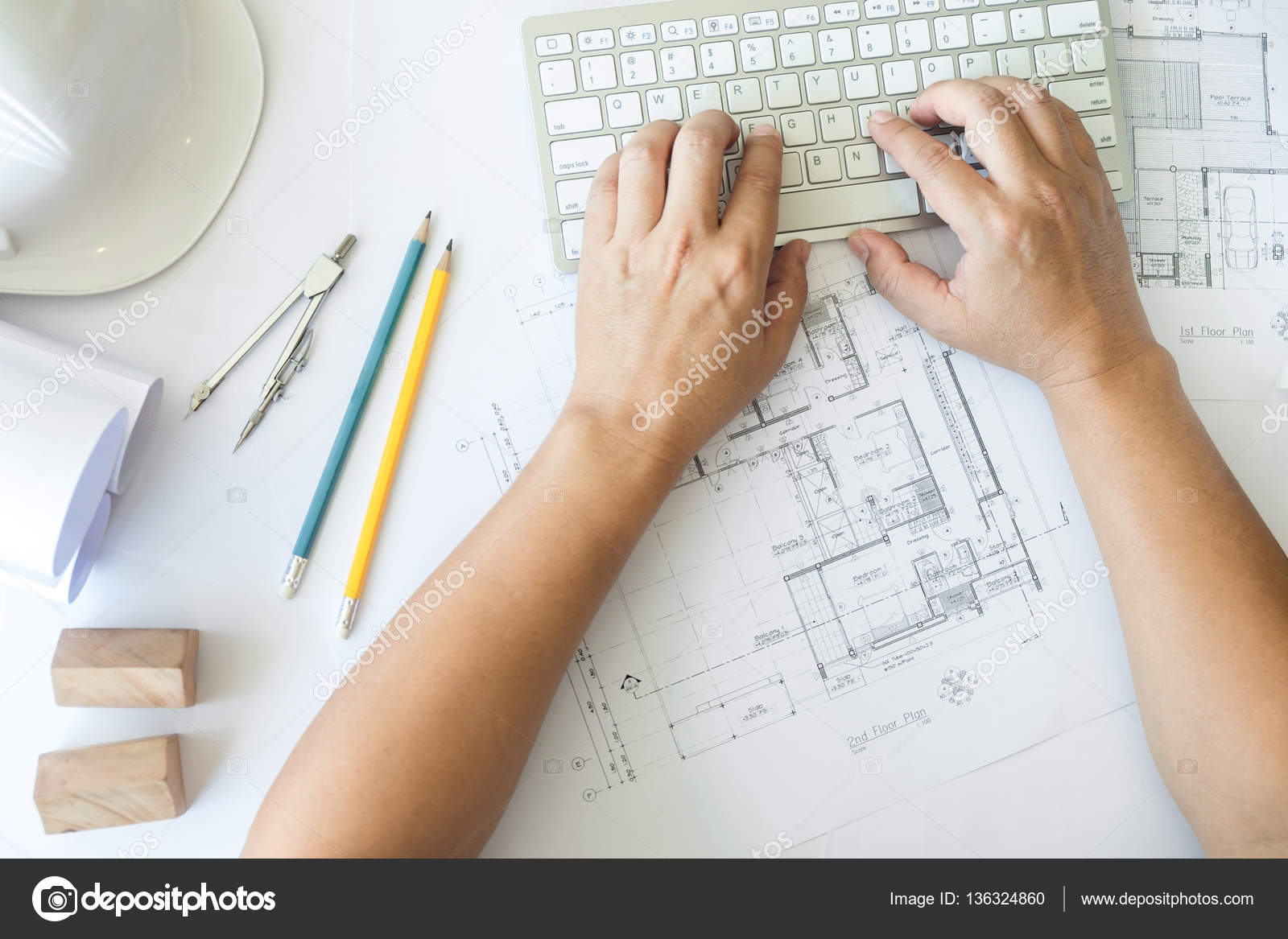 Рабочая поза стоя. План в руках. Учитель черчения. Чертеж человека. Сидеть над чертежом.