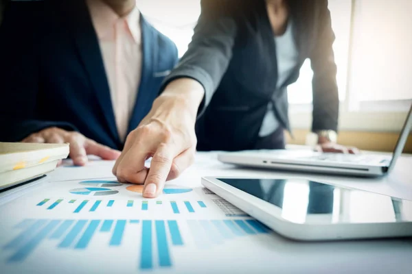 Proceso de trabajo en equipo. jóvenes gerentes de empresa tripulación trabajando con nuevos — Foto de Stock