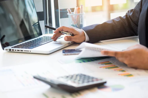 Zakenman werkende laptop tijdens de vergadering op het Bureau, Blurred ba — Stockfoto