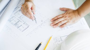 Yakın çekim, kişinin el çizim planı üzerinde mavi baskı ile archit
