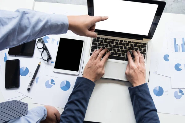 Geschäftsmann arbeitet mit Computer in Team-Besprechung — Stockfoto