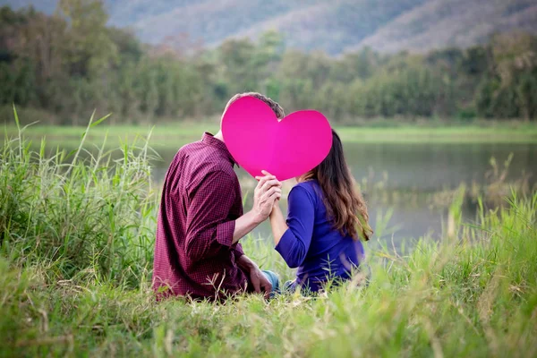 Verliefde paar. Mooie jonge liefde paar houden papieren harten — Stockfoto